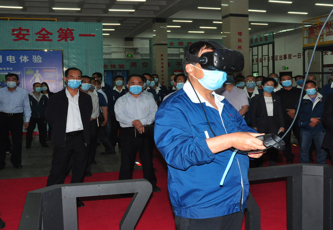 数百名公司先进员工在集数字、信息、电子、模拟于一体的智能安全体验馆进行模拟场景、事故模拟亲身体验