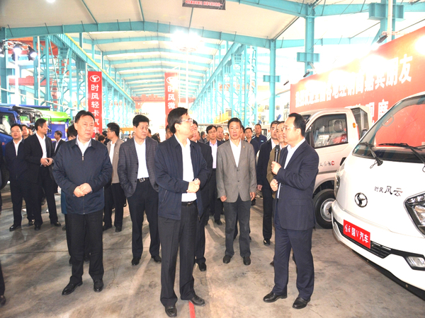 市新旧动能转换重大项目推进会绿茵直播集团科普教育基地进行观摩